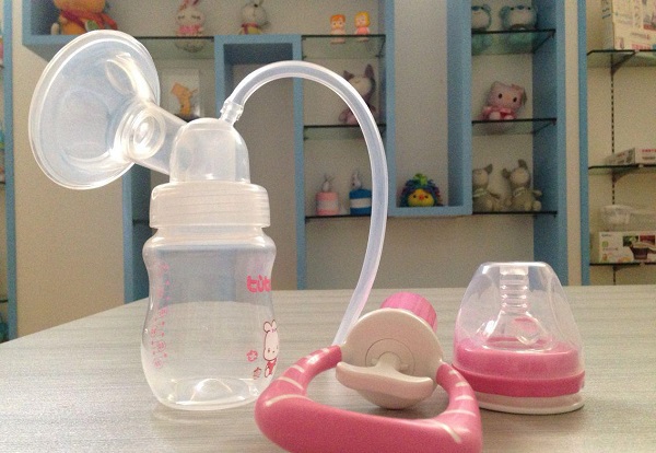 漲奶時可用吸奶器吸出一些