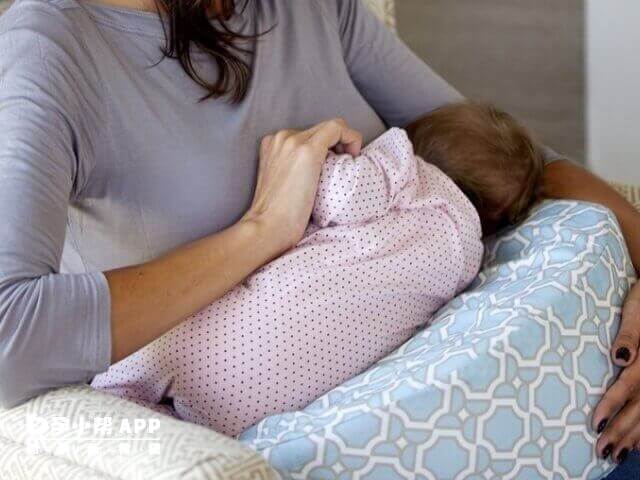母乳喂养不拍嗝糊影响宝宝健康