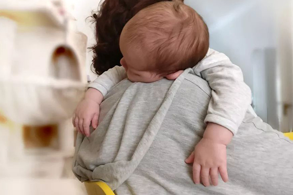 0-6個月新生兒跟母親睡比較好