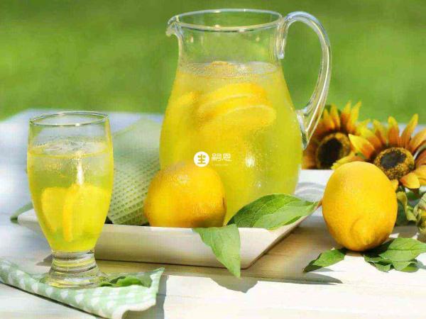 喝柠檬水能促进消化功能