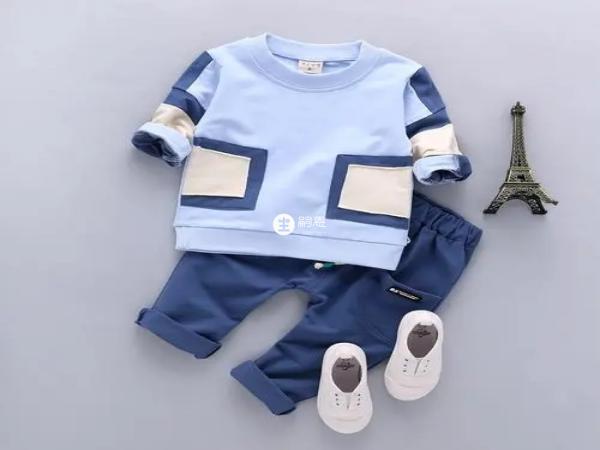蓝色衣服一般代表男宝宝