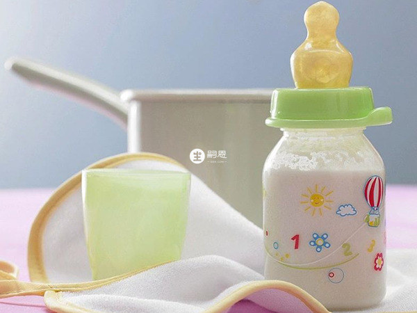宝宝的奶瓶要勤消毒