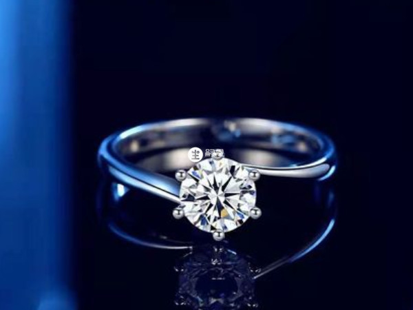 订婚戒指是爱情的象征，而结婚戒指代表一生的承诺。