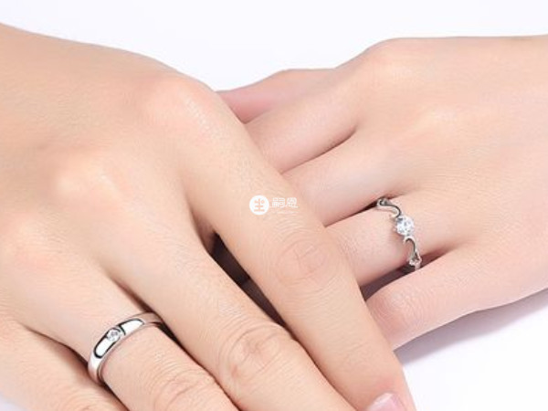未订婚的情侣也可以带戒指