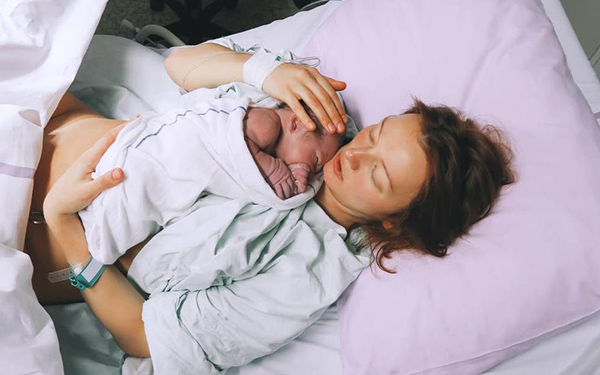 剛生完孩子不能坐著