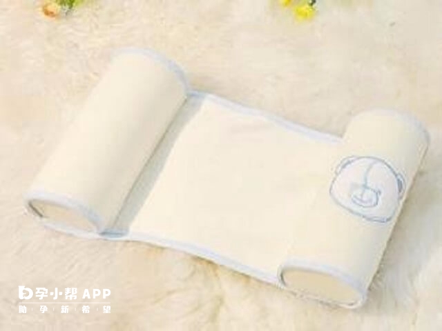 新生儿防偏头的毛巾卷枕头